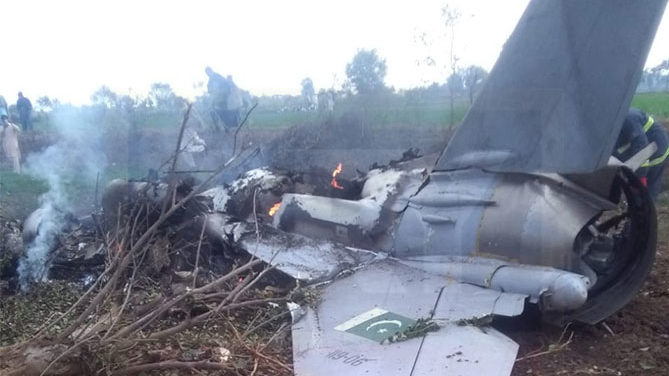 Read more about the article Two PAF Pilots martyred as training Aircraft crashes near Mianwali
