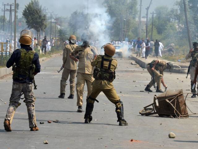 Read more about the article Several people injured after Indian police fired pellets & tear gas shells on protesters in Occupied Kashmir