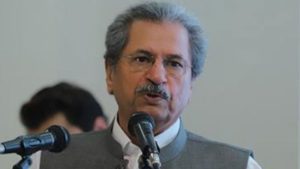 Read more about the article Shafqat Mahmood announces that Exams will cover entire educational syllabus this year