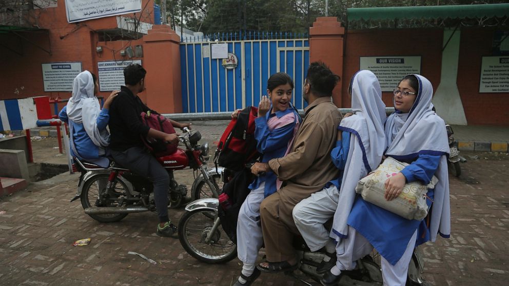 Read more about the article Punjab Govt decides to close Schools, offices thrice a week from 27 Nov amid Smog issue