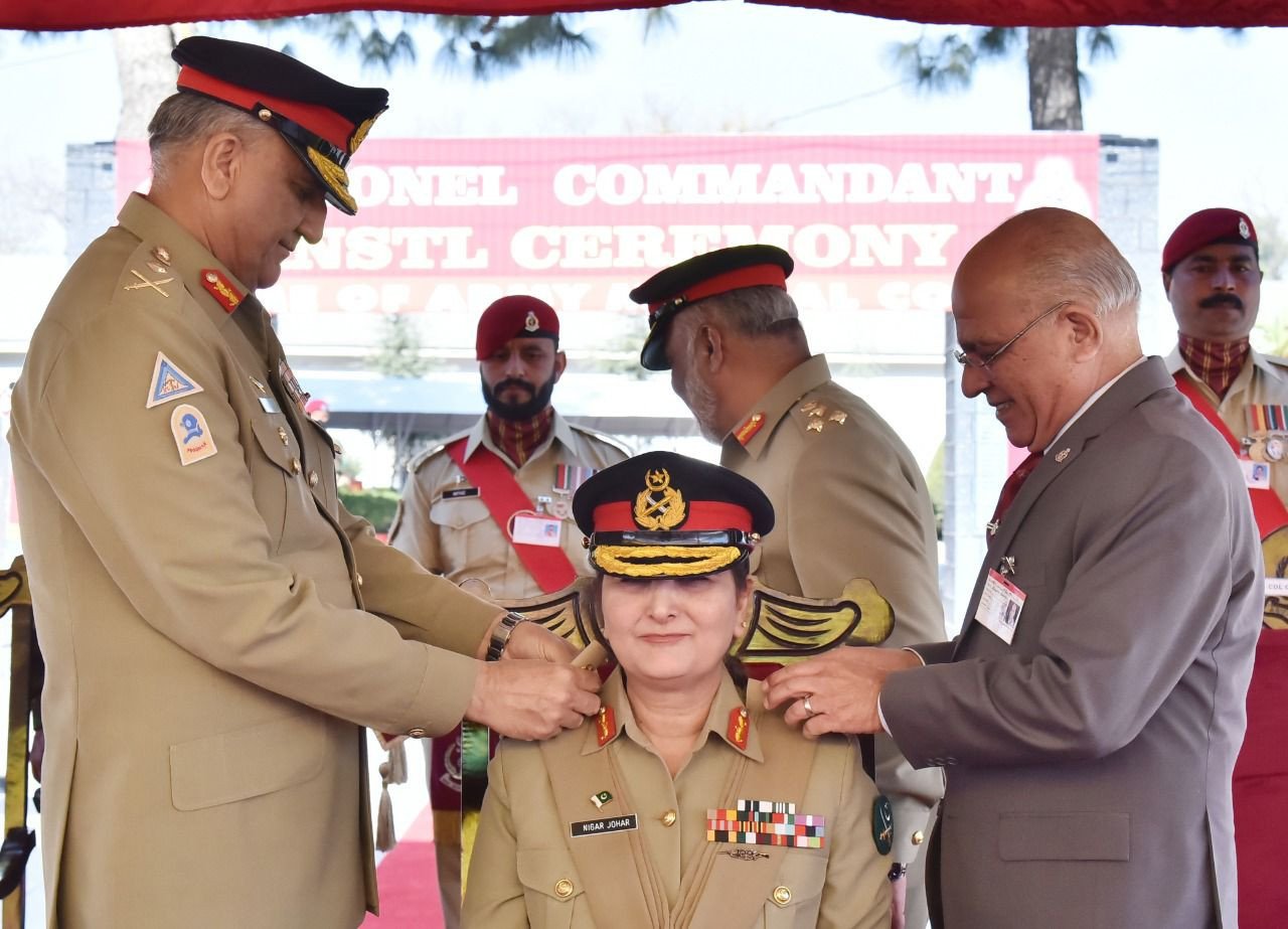 Read more about the article COAS Gen Qamar Javed Bajwa pins badges to install Lt Gen Nigar as first ever female Col Commandant of AMC