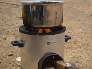 Read more about the article Stove invented by 2 Pakistani engineers that uses biomass fuel