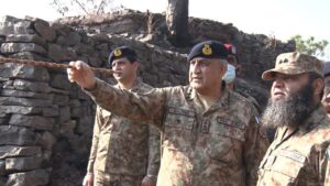 Read more about the article Army Chief Gen Bajwa visits forward areas along Line of Control