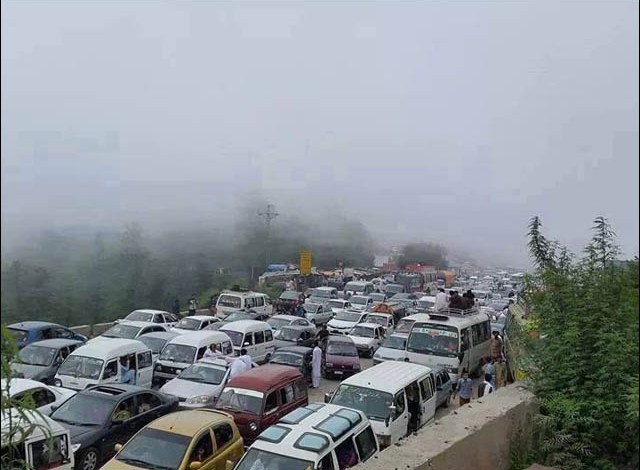 Murree roads blocked