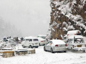 Read more about the article Armed forces to rescue tourists from Murree after 19 deaths