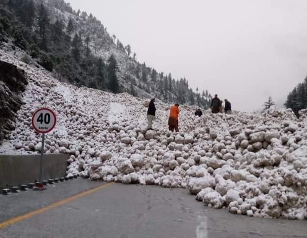Read more about the article Roads leading to Malam Jabba, Kalam blocked owing to heavy snowfall